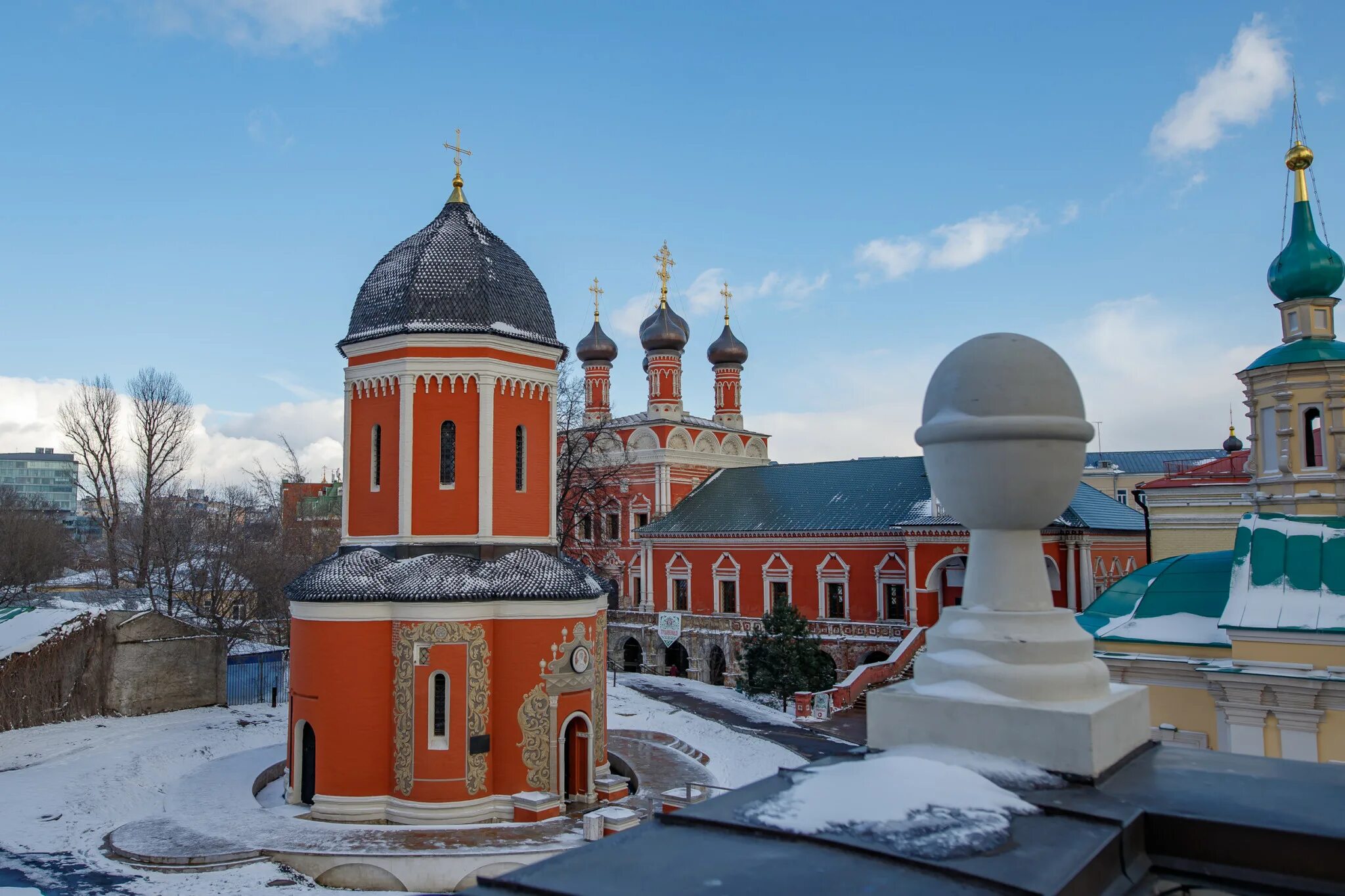 Петровский монастырь сайт. Высокопетровский монастырь. Петровский монастырь в Москве. Высокопетровский монастырь храм митрополита Петра.