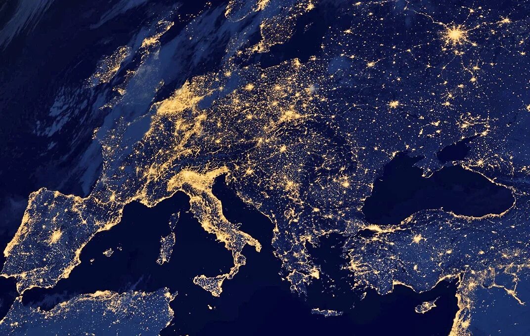 Окр мир ночью. Апеннинский полуостров Италия из космоса. Ночная земля из космоса. Земля со спутника ночью. Вид ночной земли из космоса.