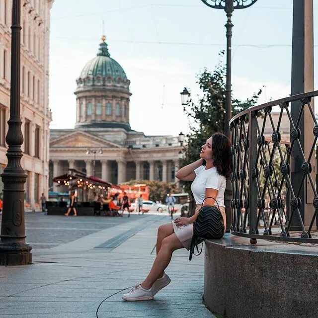 Девушки у исаакиевского собора санкт-петербурга. В петербурге девушка показала. В петербурге девушка показала. В петербурге девушка показала. Ирина волкова исакиевский.