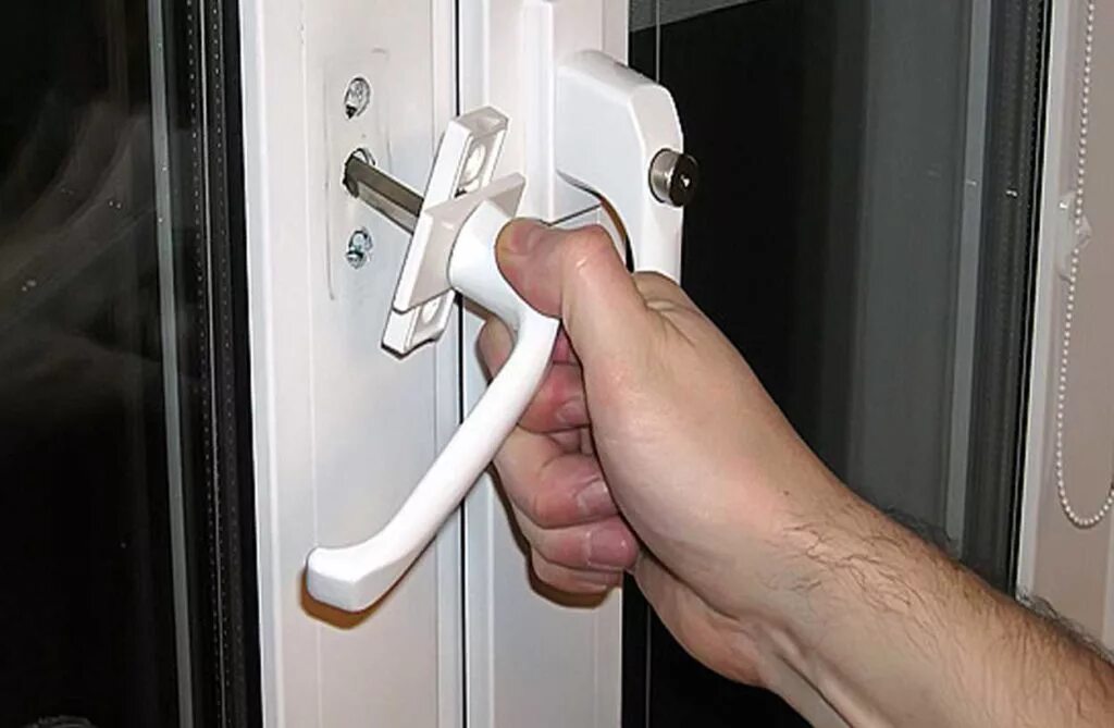 Как снять ручку с пластикового окна. Оконная ручка сломалась. Ручки пвх для окон установочные. Ручка с замком для пластиковых окон. Как поменять пластиковую ручку.