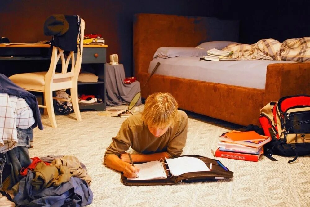 He is the room now. Беспорядок в комнате. Беспорядок в комнате подростка. Комнаты подростков бардак. Беспорядок на кровати.
