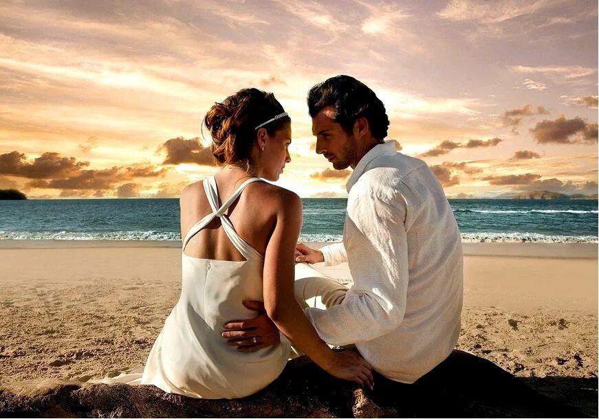 Мужчина и женщина на берегу. Красивые влюбленные пары. Счастливые влюбленные. Влюбленная пара. Красивая пара влюбленных.