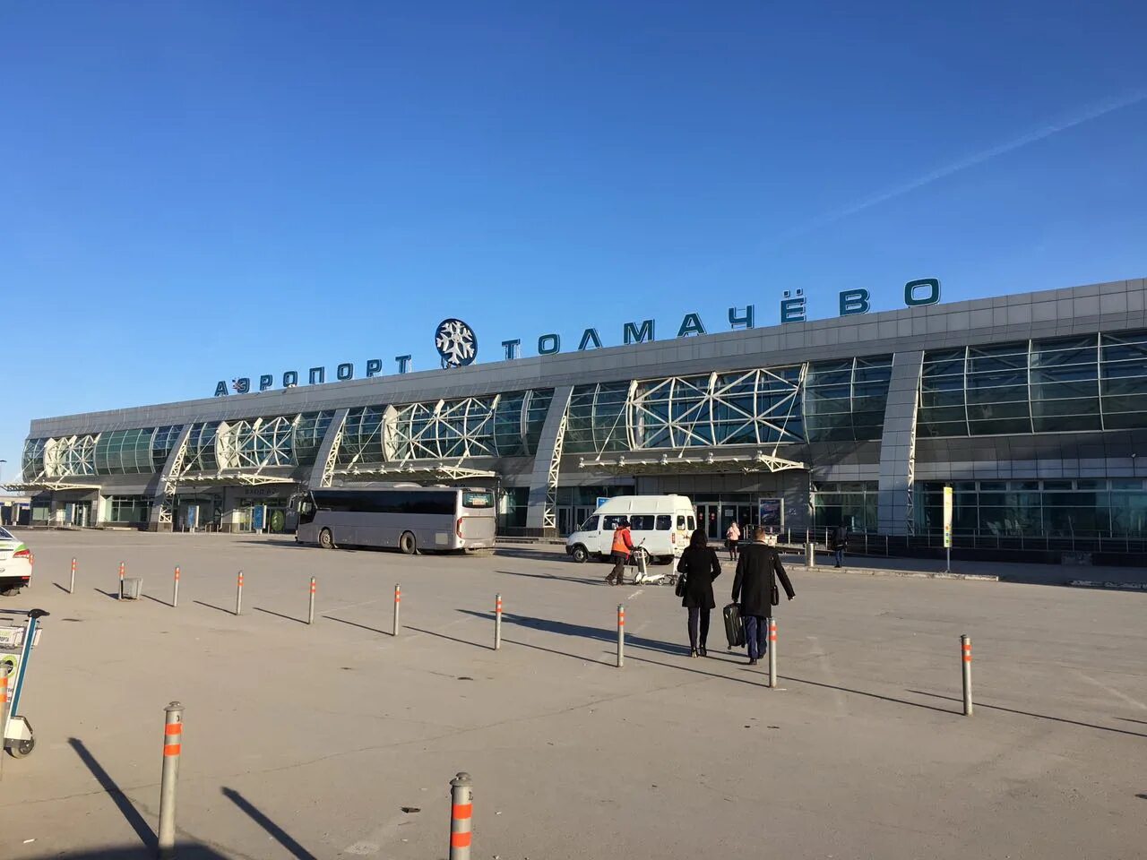 Номер аэропорта новосибирска. Аэропорт Толмачево Новосибирск. Толмачева аэропорт Новосибирск. Аэропорт Толмачево Новосибирск летом. Аэропорт Толмачево Привокзальная площадь.