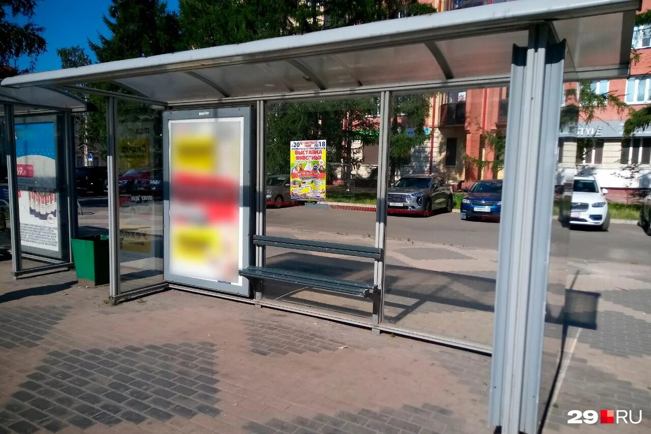 Автобусная остановка. Установлены новые автобусные павильоны. Остановочный комплекс. Современные автопавильоны. Установлены остановки.