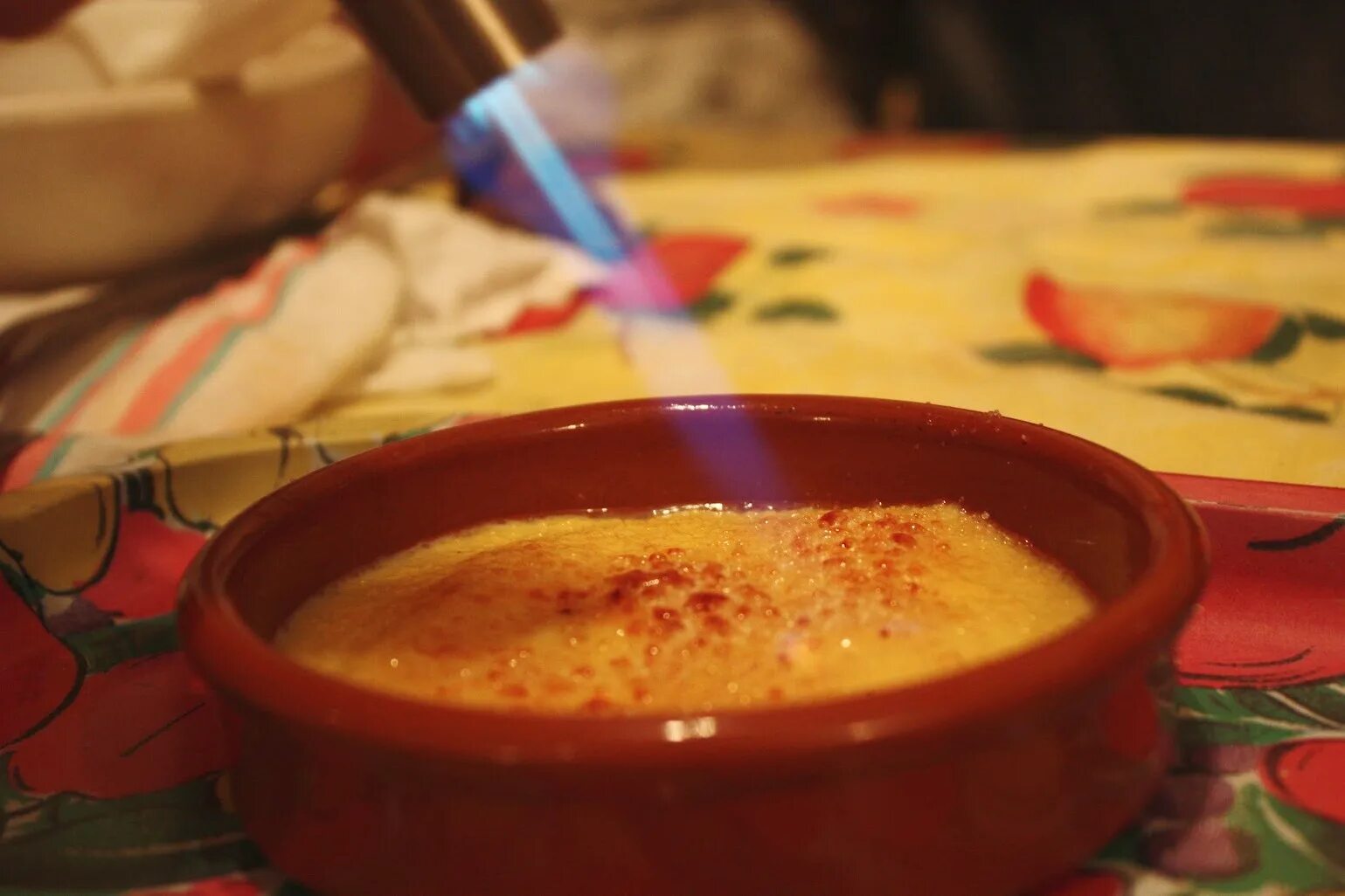 Crema Catalana десерт. Крем брюле Каталана. Испанский десерт крем Каталана. Крем Каталана с карамелью. Крем каталана