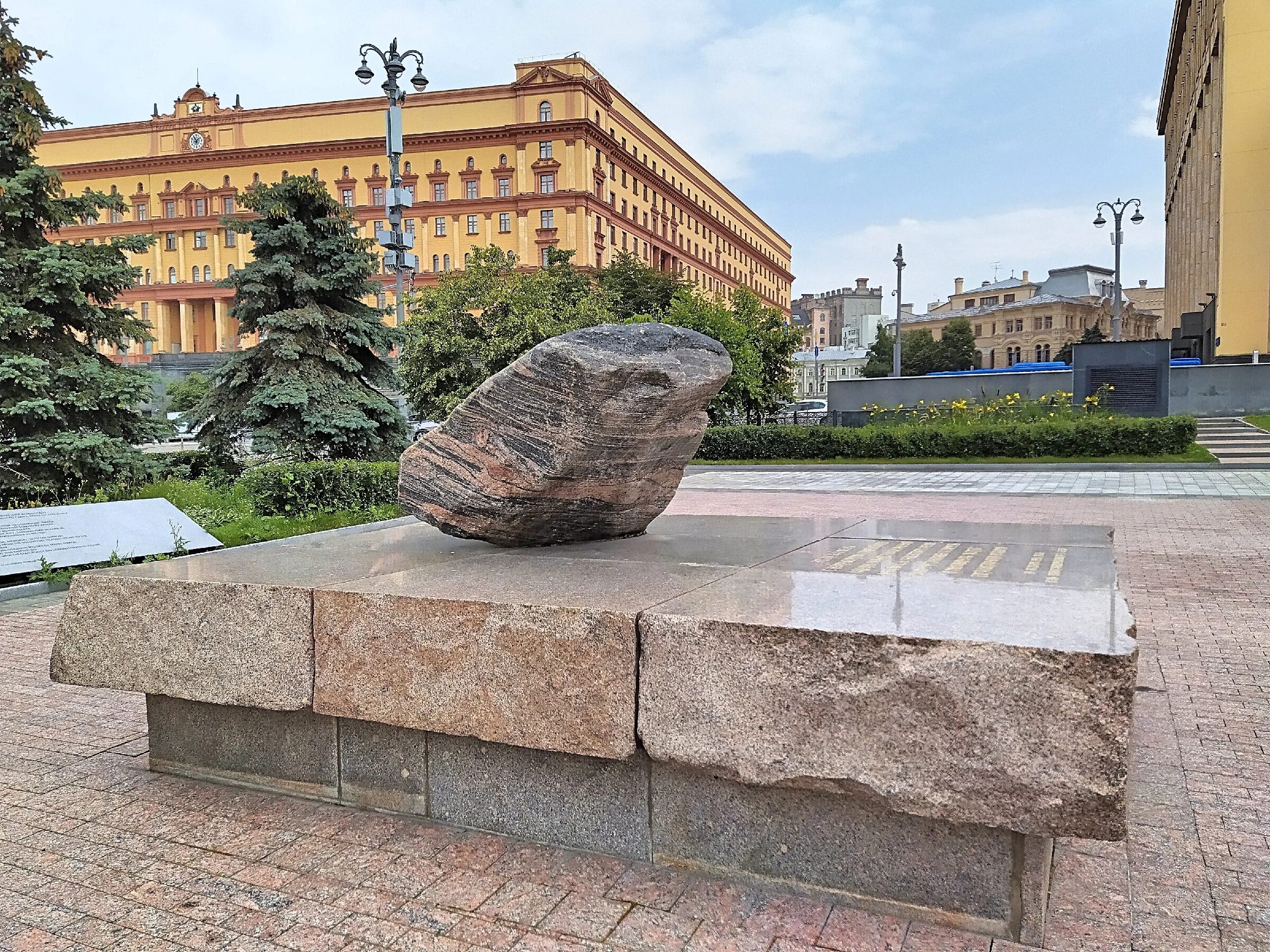 Соловецкий камень на Лубянке. Площадь Лубянка Соловецкий камень. Соловецкий камень в Москве. Памятник Соловецкий камень на Лубянской площади.