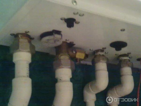 Течь котла navien. Котел навьен сливной кран. navien газовый котел слить воду. газовый котел навьен фильтр. сливная труба для газового котла.