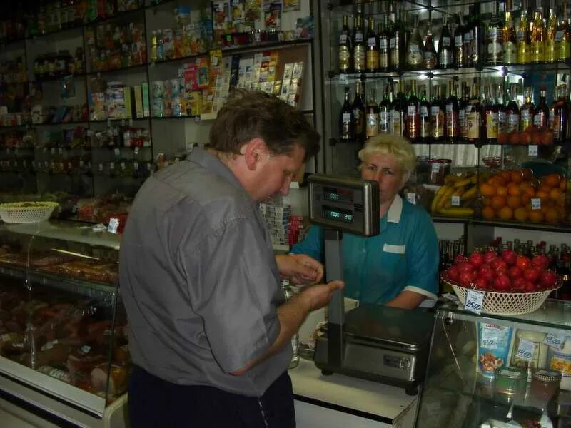 напитки на полке в магазине. как открыть магазин по продаже алкоголя круглосуточно. элитная винотека. продукты в упаковках на полке магазина. непищевой продукт в магазине.