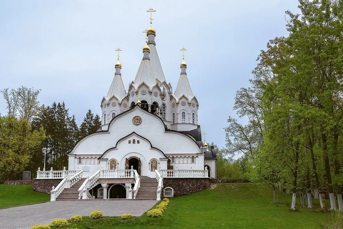 Храм святых новомучеников и исповедников российских. Бутовский полигон храм новомучеников. храм новомучеников в бутово. храм новомучеников и исповедников российских в бутове. храм на полигоне в бутово.
