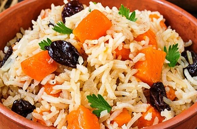 рис с тыквой и изюмом. каша с тыквой и рисом. рис с тыквой и изюмом. сладкий плов в тыкве. рис в мультиварке с морковкой.