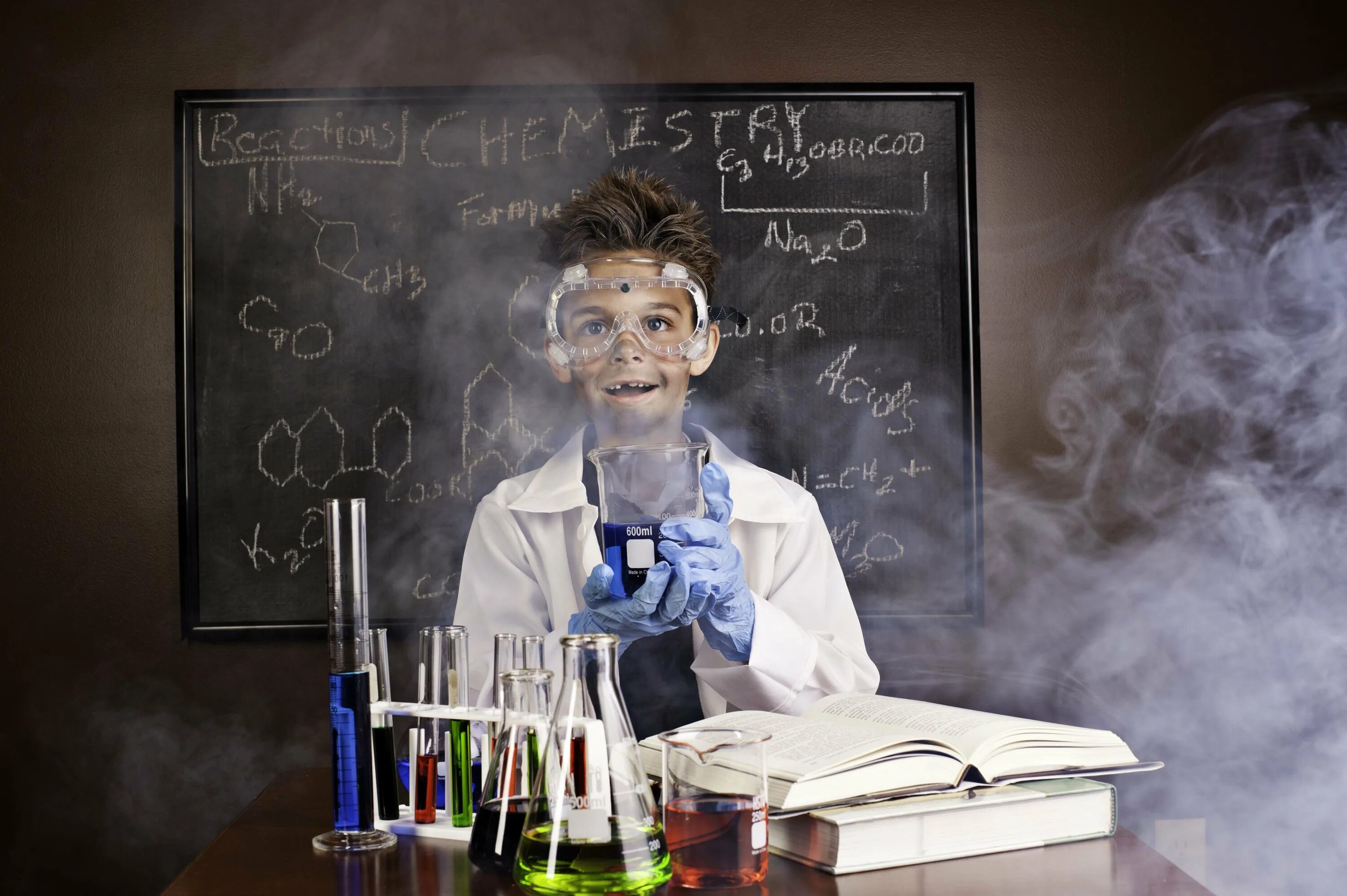 Химик. Дети на уроке химии. Химики решают. Химия наука о веществах. Опыты в лаборатории.