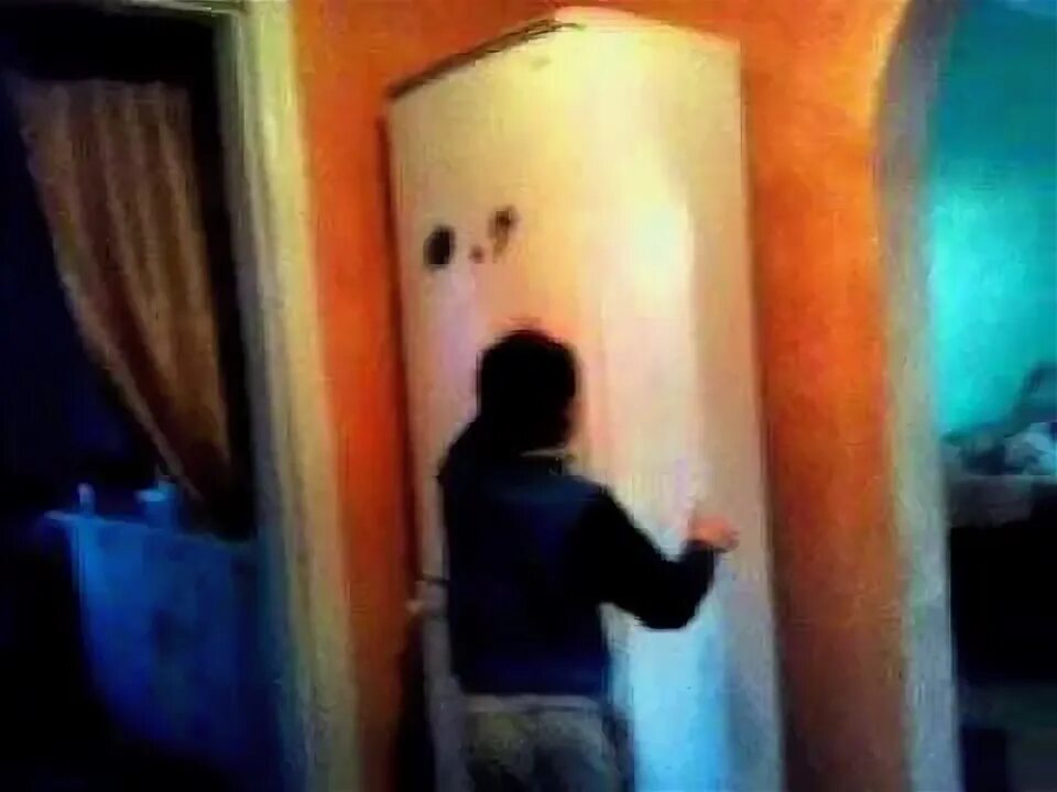 Друзья пришли в гости. Пришел домой к другу видео. Я после первого рабочего дня. Мем пришел домой. Пришел домой к другу видео.