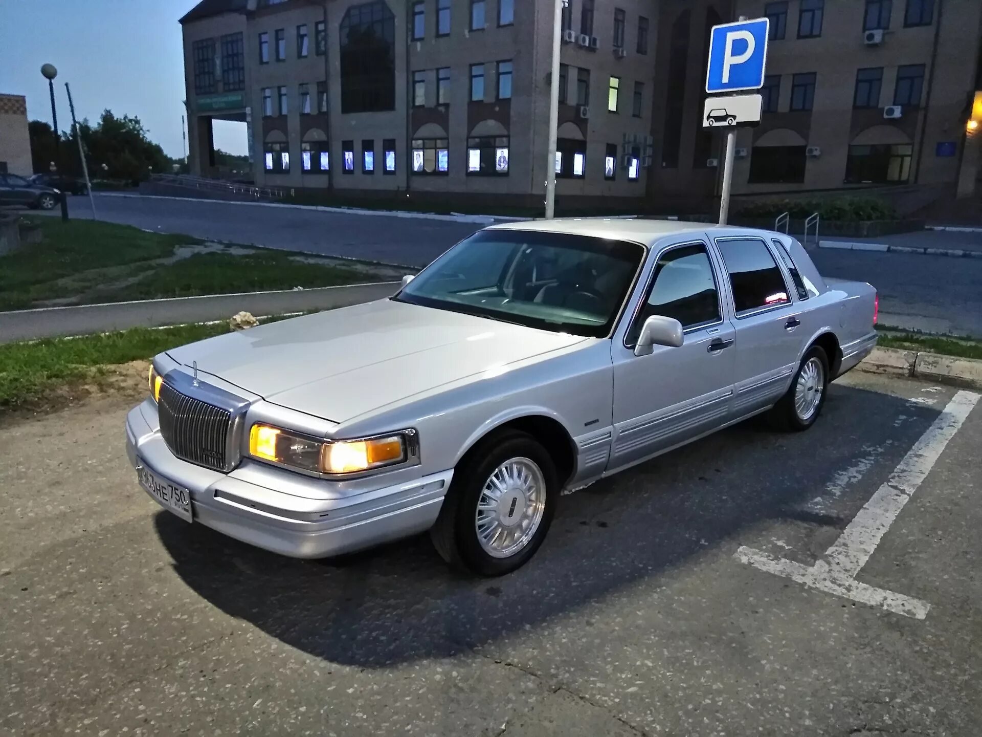 Линкольн таун кар 2. Lincoln Town car 1995. Lincoln Town car 1995 черный. Линкольн Таун кар 1995 года.