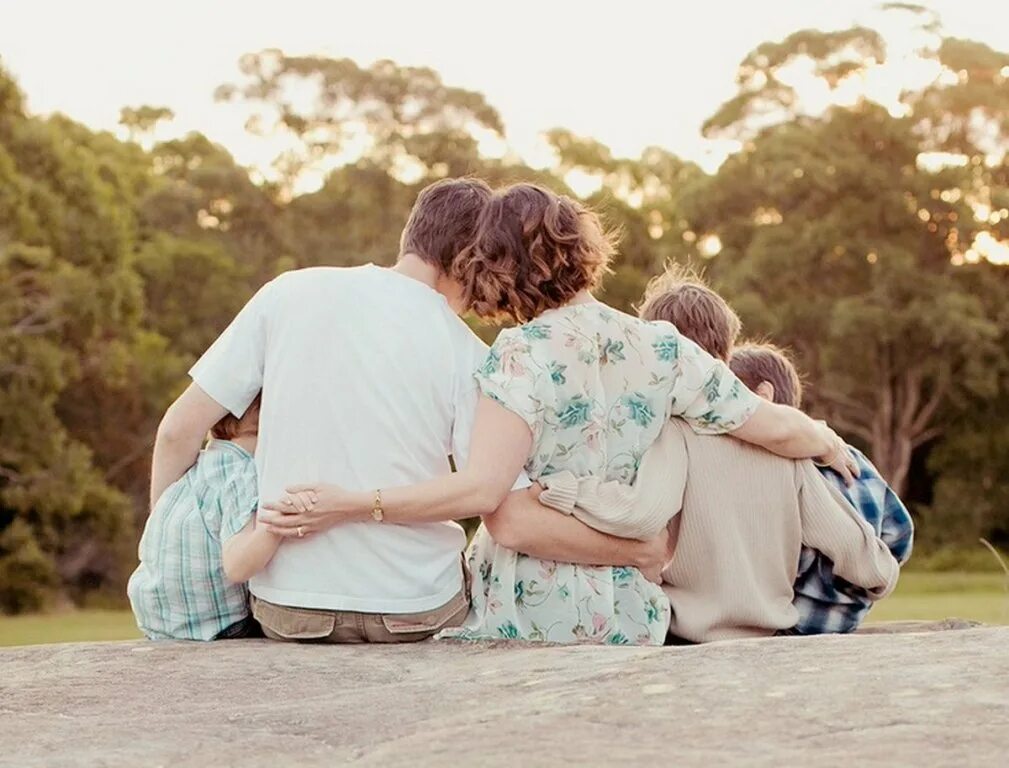 Семья обнимается. Семейные объятия. Объятия детей и родителей. Семья счастье любовь.