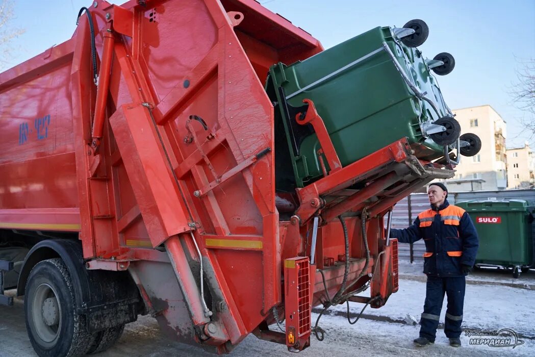 Мусоровоз. Мусоровоз с мусором. Мусоровоз настоящий. Работа на мусоровозе в москве