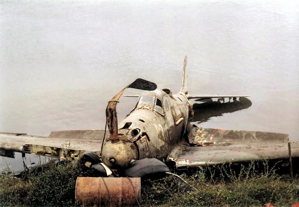 Второй сбитый самолет. Самолёт Мессершмитт 109 на Восточном фронте. Сбитый немецский самолёт м. Сбитые самолеты второй мировой войны. Подбитый БФ 109.