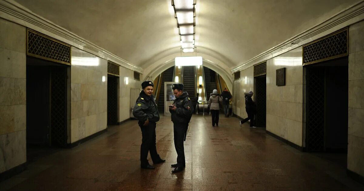Поезд на лубянке. Поезд на лубянке. 81-717 баку. Московское метро станция лубянка. Задымление в метро.