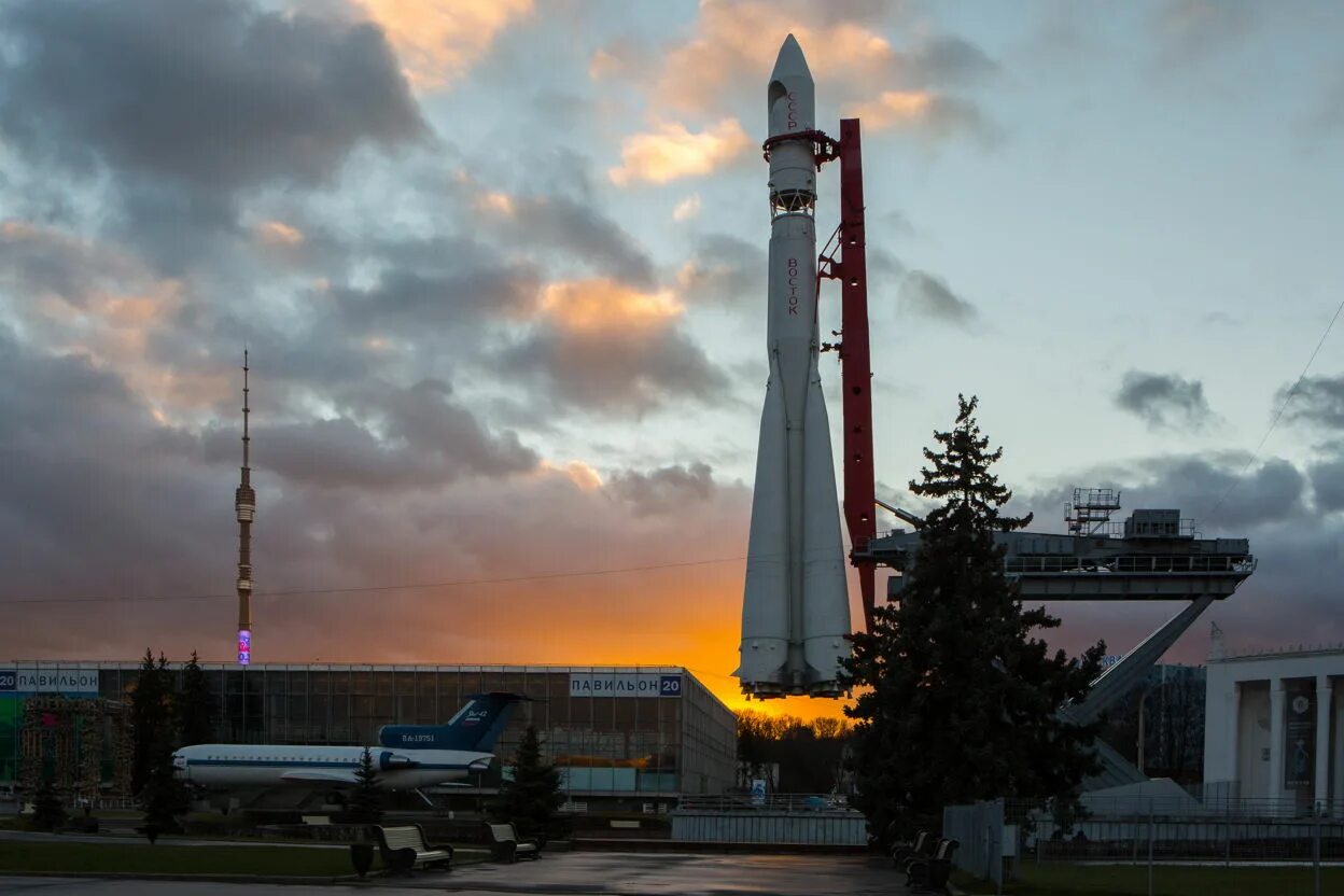 Макет ракеты носителя восток на вднх. Ракета союз вднх. Ракета восток 1. Вднх ракета павильон космос. Восток ракета гагарина на вднх.