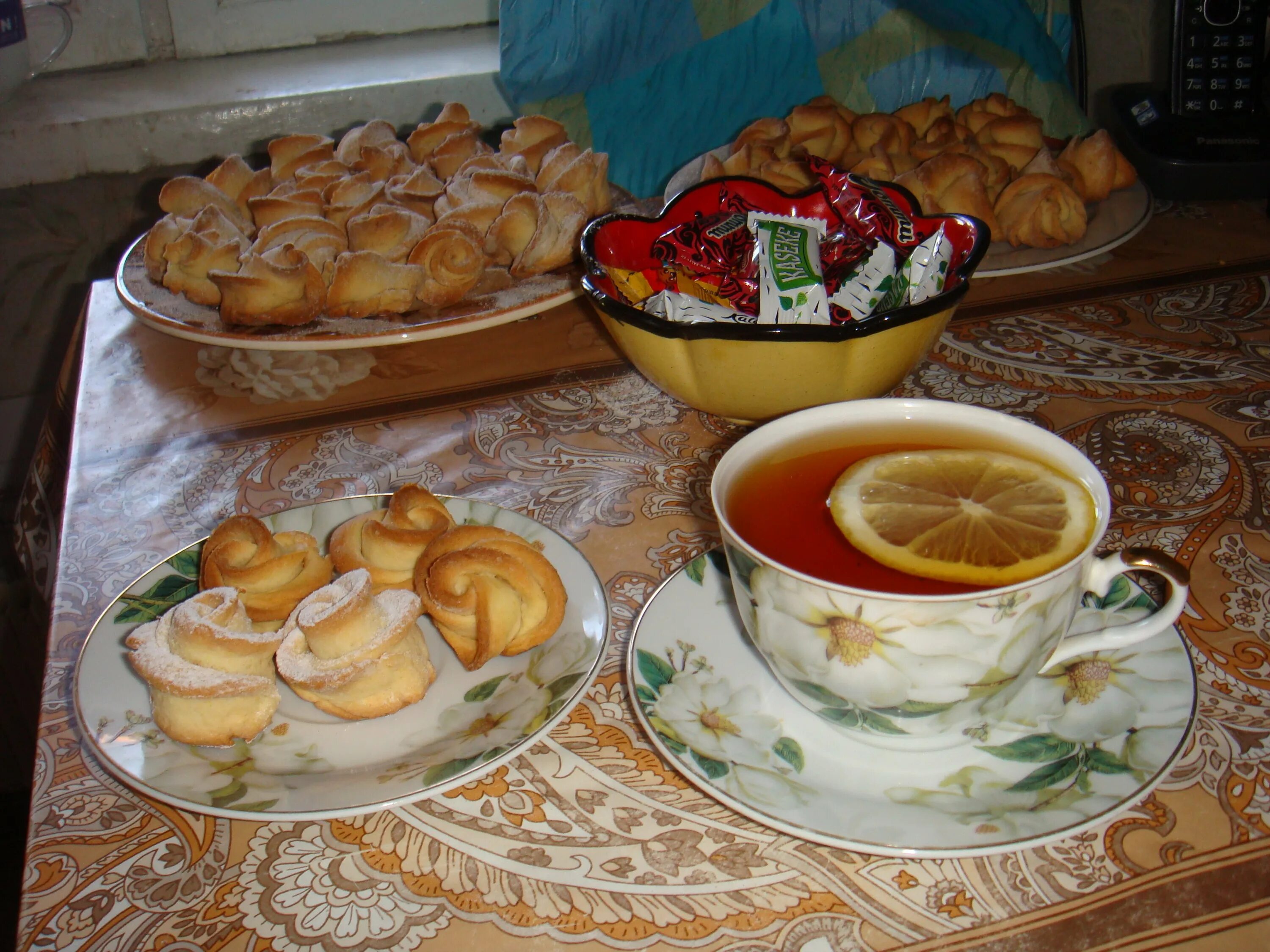 Сладости к чаю. Пирожки на столе. Чайный стол с пирогами. Чай с пирогами.