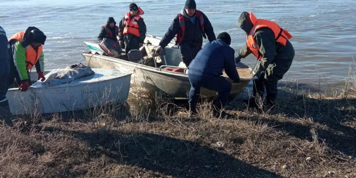 Ситуация с паводком в костанае. Спасатели на воде. Паводок. Казахстан паводки. Паводок МЧС РТ.