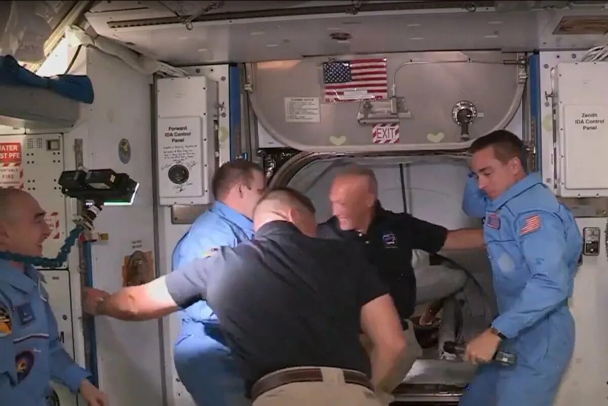 Первым ударился головой в потолок космического корабля. Crew dragon на мкс. командир корабля мкс. кабина командира экипажа станция мир. мкс вызов.
