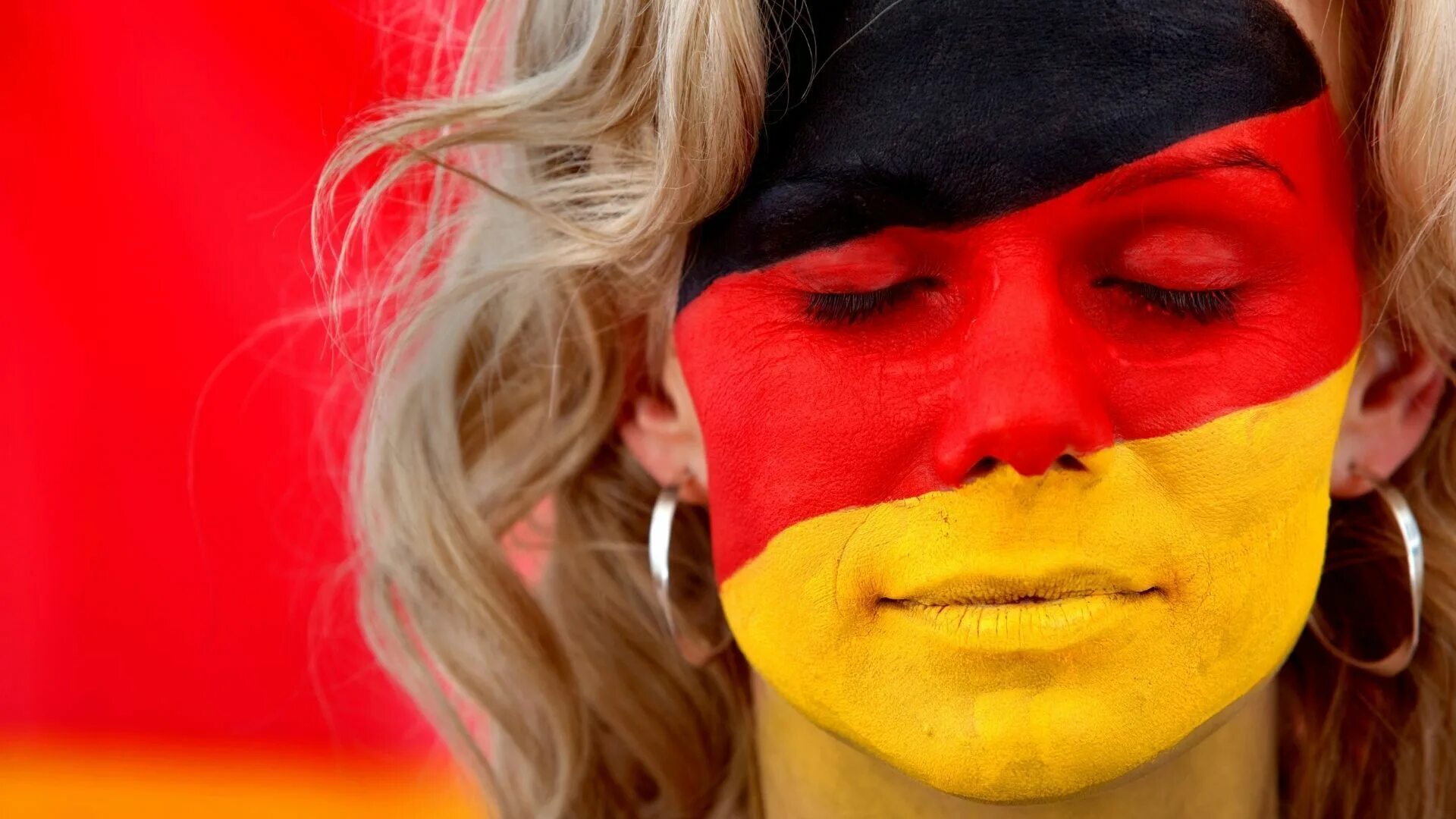 В германии 10 человек. Германия люди. Человек с флагом Германии. Немцы люди. Менталитет Германии.