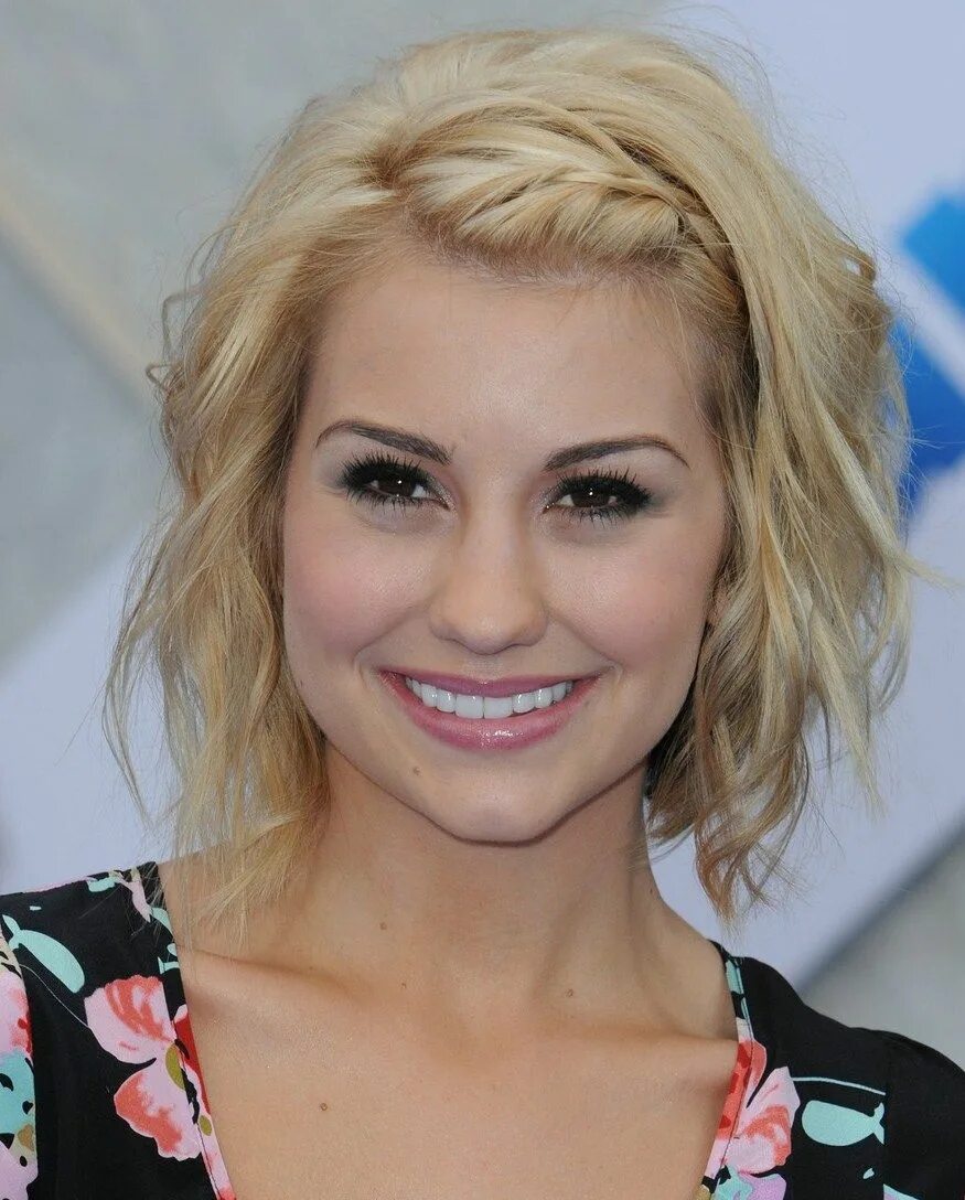 Как заколоть челку при отращивании. Красиво заколоть челку. Как заколоть челку при отращивании. Прически с отросшей челкой. Прически с заколотой челкой.