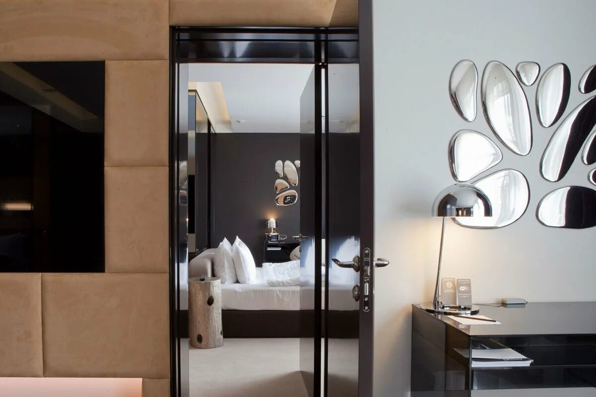 Как проверить зеркало в отеле. 11 Mirrors Design Hotel Киев. Зеркало интерьерное. Зеркала в интерьере. Зеркальный интерьер.
