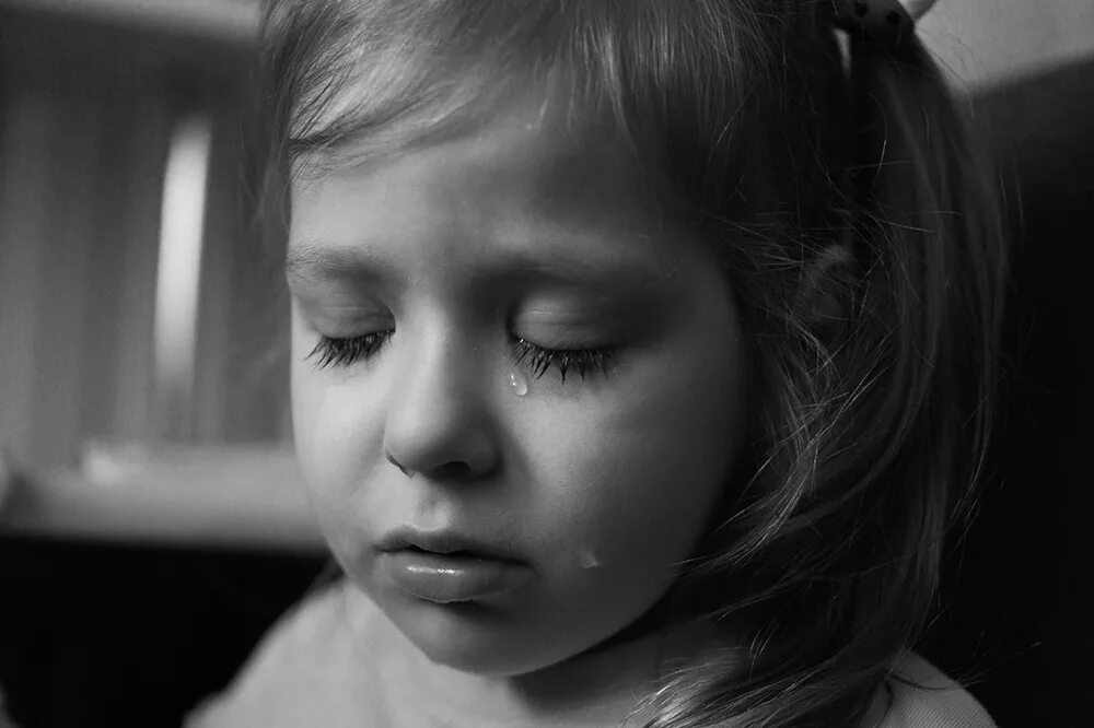 мальчик обиделся. обиженный ребенок. малыш обиделся. обида. обиженное лицо.