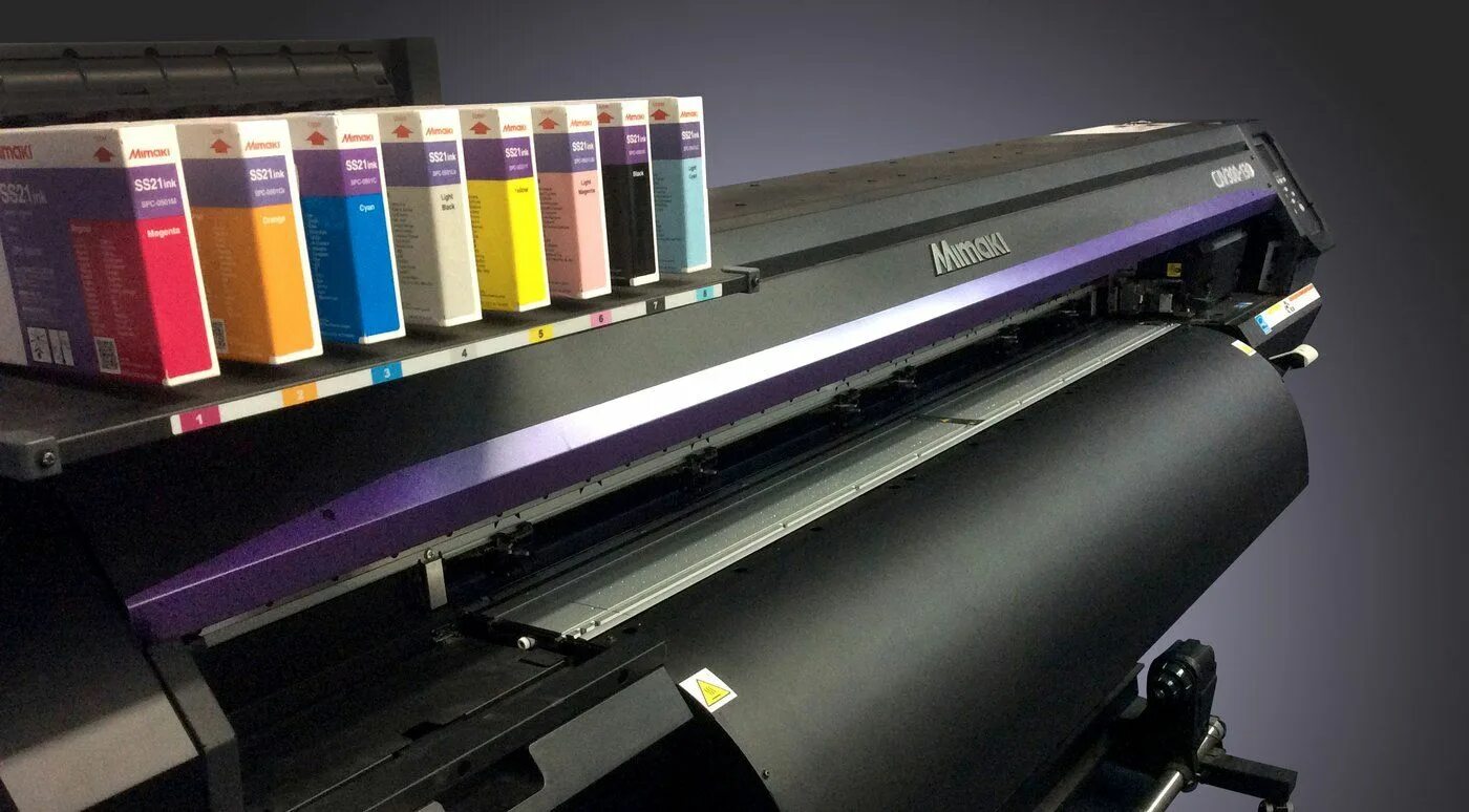 Mimaki cjv150-160. Сольвентный плоттер-каттер Mimaki cjv150-160. Мимаки 320 s4. Широкоформатная печать Мимаки. Принтер на черном фоне