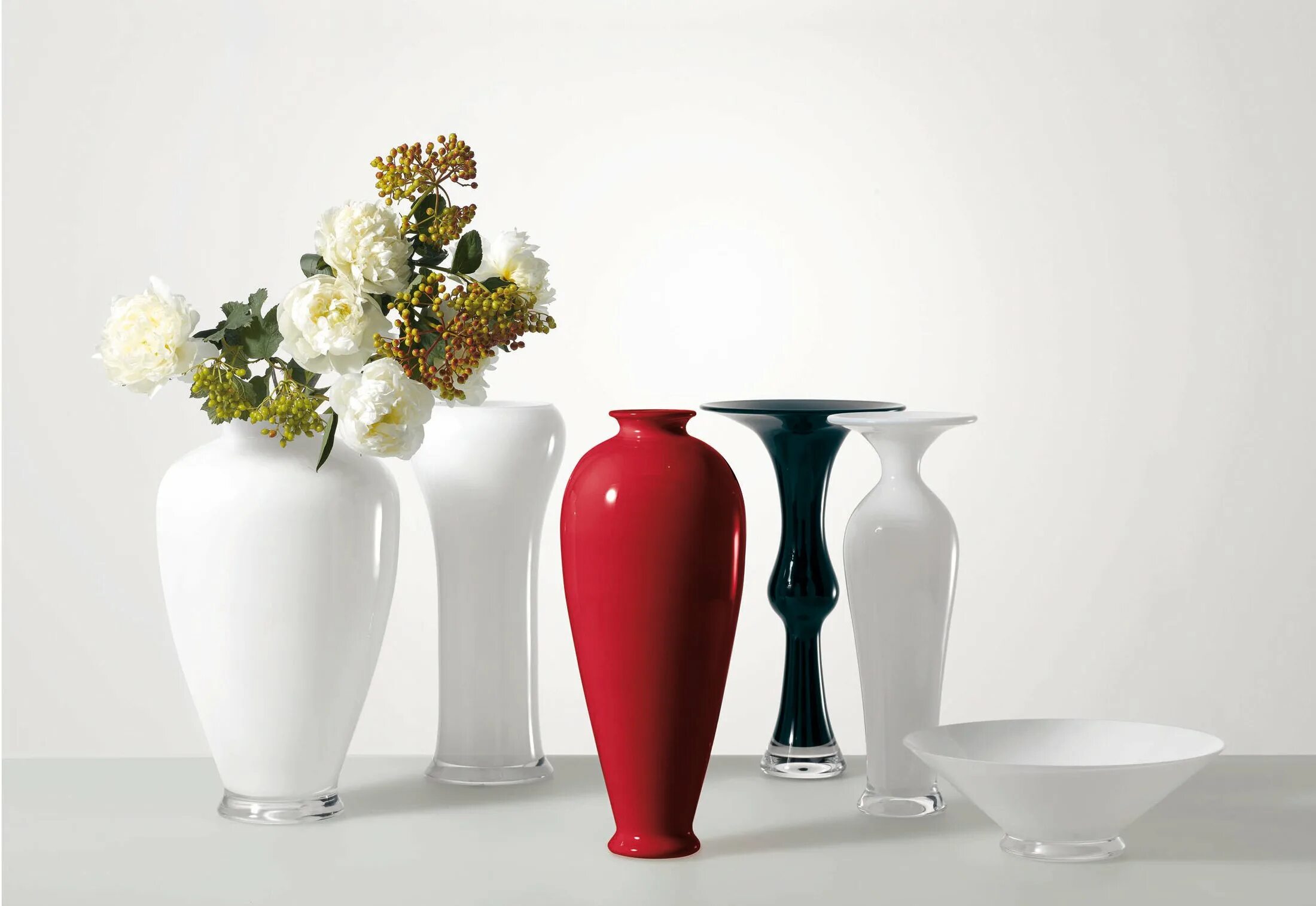 Глянцевая ваза. Красивые вазы для интерьера. Декоративные вазы для интерьера. Дизайнерские вазы. Стильные вазы для цветов.