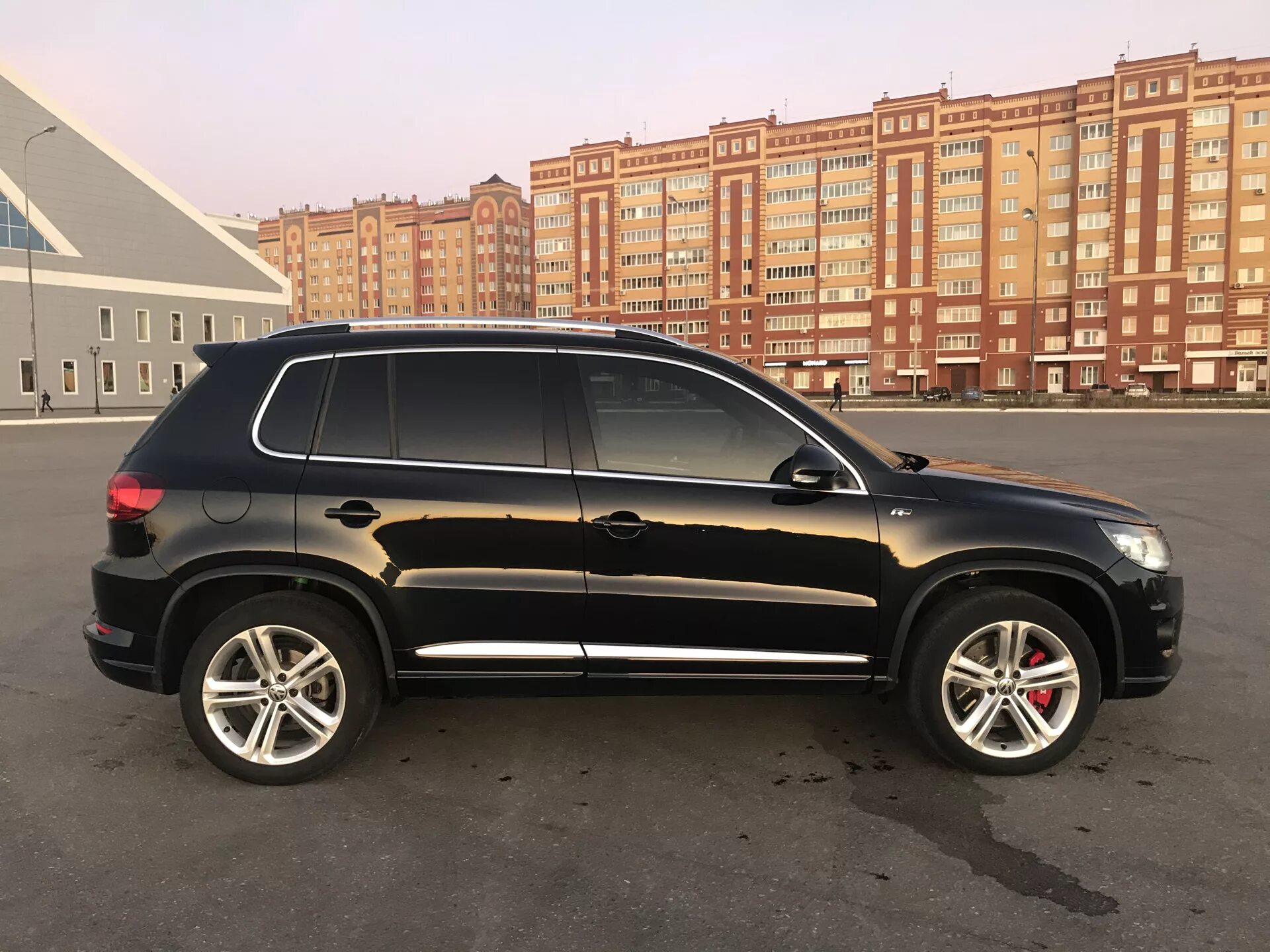 Tiguan r17 черные. Тигуан черные диски. Тигуан 1 черные диски. Черный фольксваген тигуан 1 r18. Тигуан черные диски.