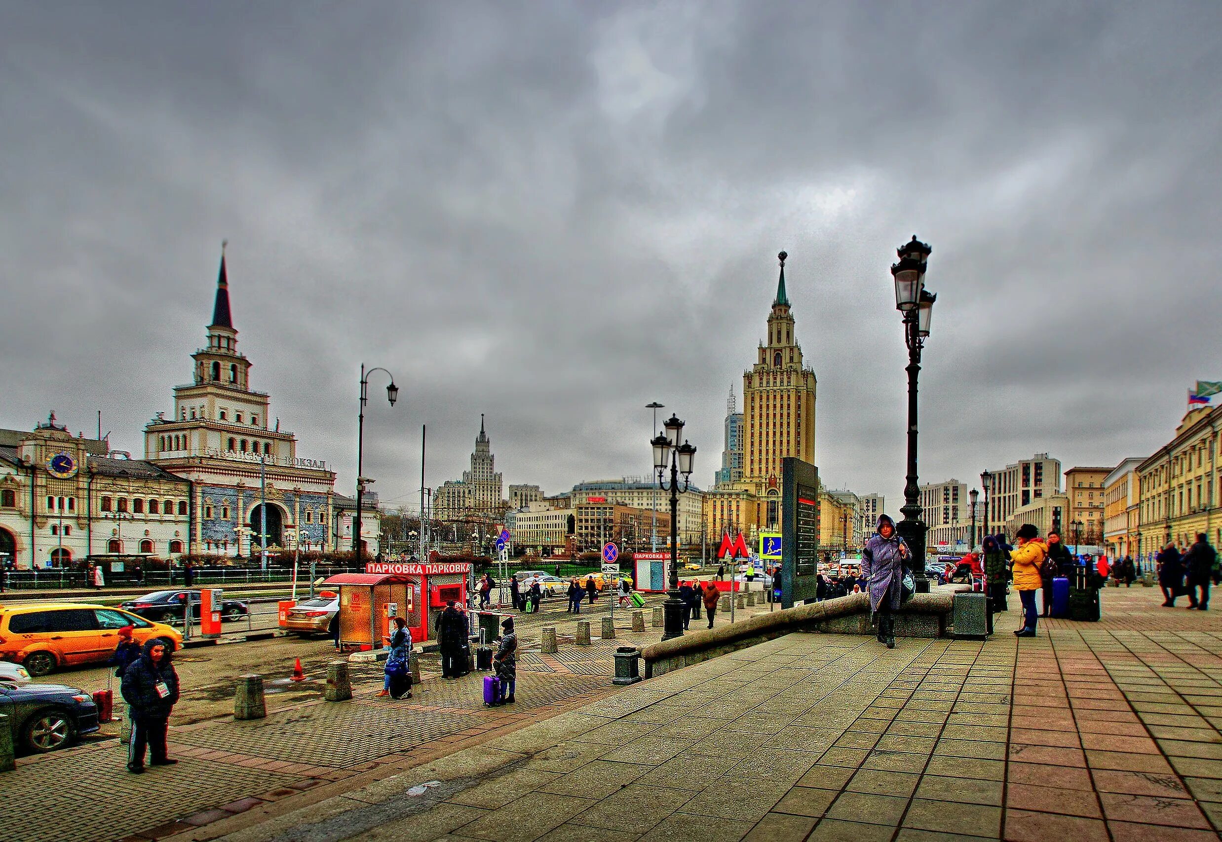 Московские 3 вокзала. Комсомольская площадь Москва. Площадь 3 вокзалов в Москве. Комсомольская площадь вокзалы. Комсомольская площадь 3 Москва.