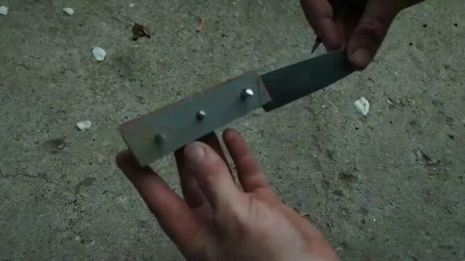 Закаленная сталь нож. Закалка ножа в масле. Закалка лезвия ножа графитом. Нож своими руками из полотна быстрорежущей стали р6м5.