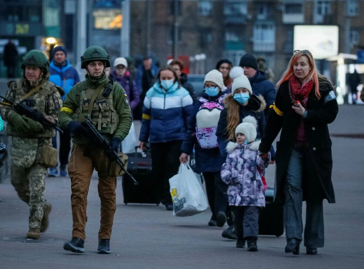 Человек живет новостями