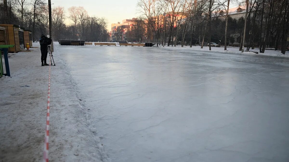 Каток в Гагаринском парке Киров. Гагаринский парк Киров каток. Каток Гагарин парк Киров. Парк Гагарина Киров каток. Каток киров цена