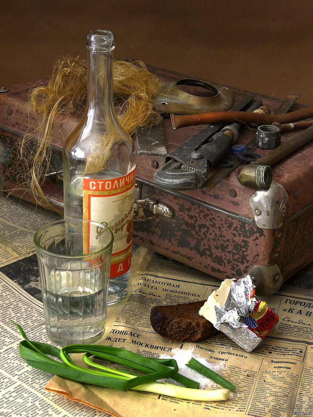 Набор алкоголика. Оригинальный подарок рыбаку. Набор алкоголичка. Подарочный набор с водкой и закуской. Подарочный набор с водкой для мужчины.