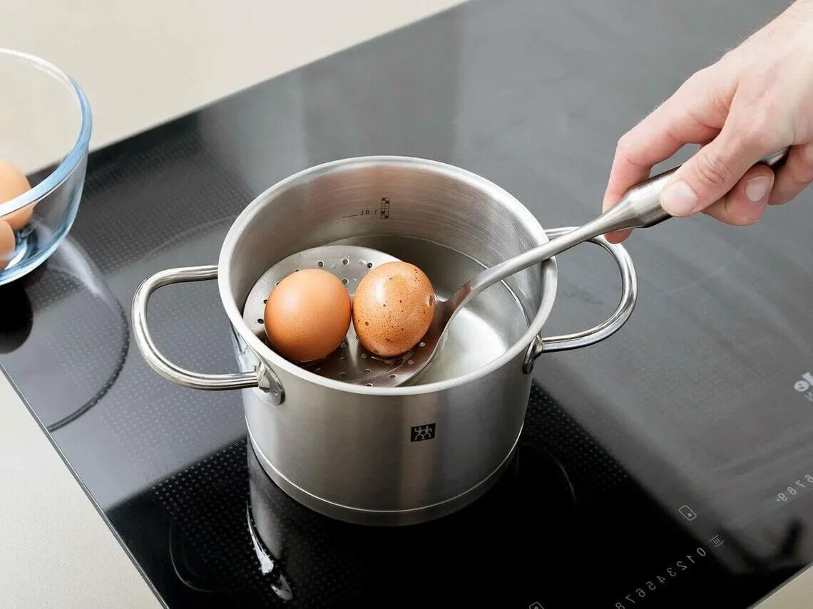Яйца кладут в кипящую воду. Zqwf d RFCN.HTK. Сотейник для варки яиц. Яйца в кастрюле. Кастрюлька с яйцами.