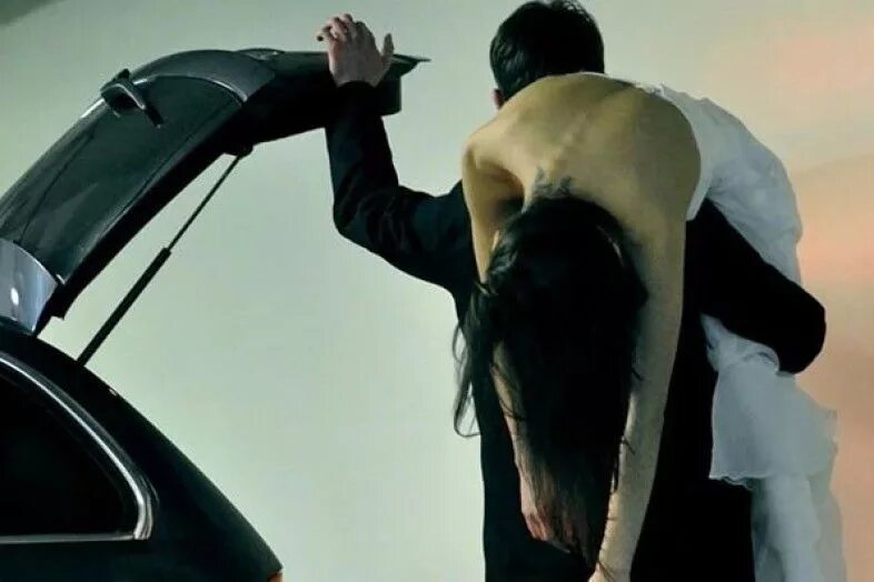 Похитили девушку видео. Бандиты похитили девушку. Мужчина похищает девушку. Paula peril. Похитили девушку видео.