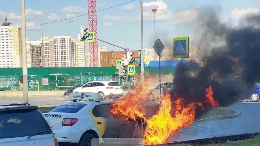 Горящий автомобиль. Горящая машина полиции. Сгорел автомобиль Челябинск.