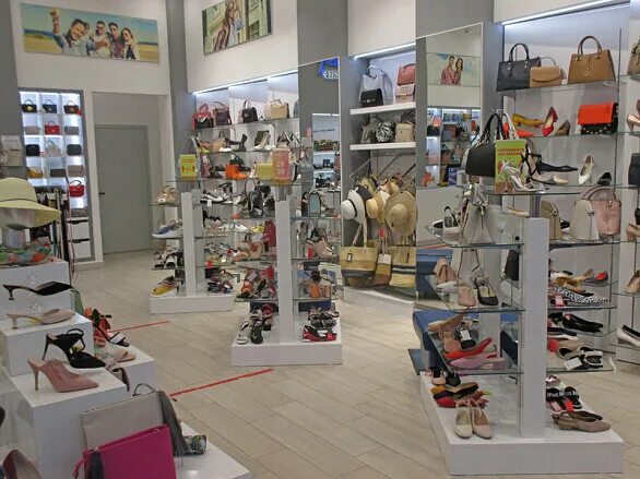 Торговый центр мега Красноярск обувные магазины. Мега в Новосибирске салон обуви. Магазин обуви респект Омск ТЦ мега. Обувные магазины Уфа в меге в 2012 году.