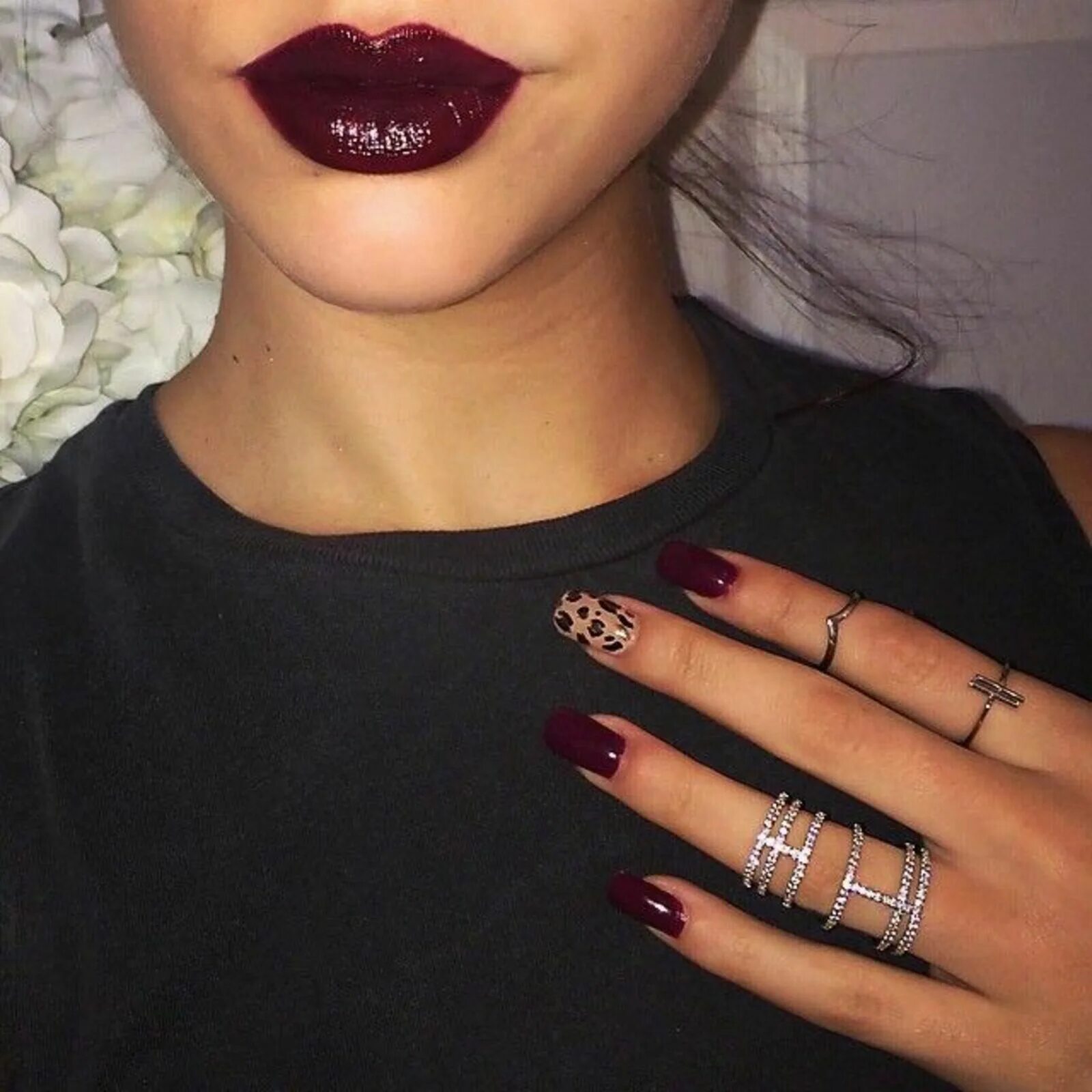 Губы девушек без лица. Помада dark cherry. девушка с черными ногтями без лица. чёрная эстетика ногти с губами. dark cherry цвет помады.