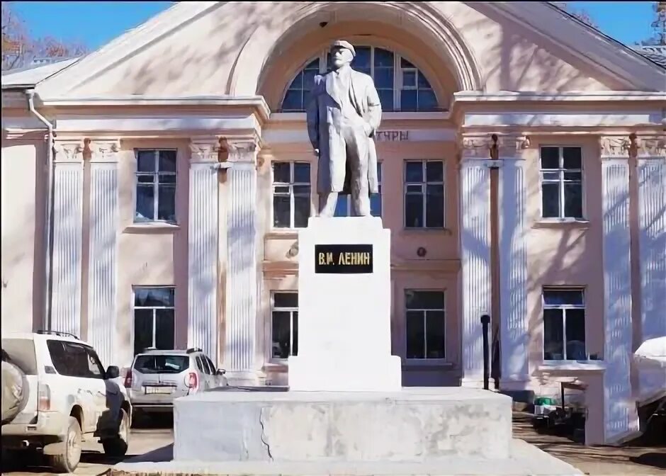 Николаевка еврейской. П Николаевка ЕАО. П Николаевка Хабаровский край. Николаевка ЕАО статуя Ленина ДК. Поселок Николаевка Биробиджан.