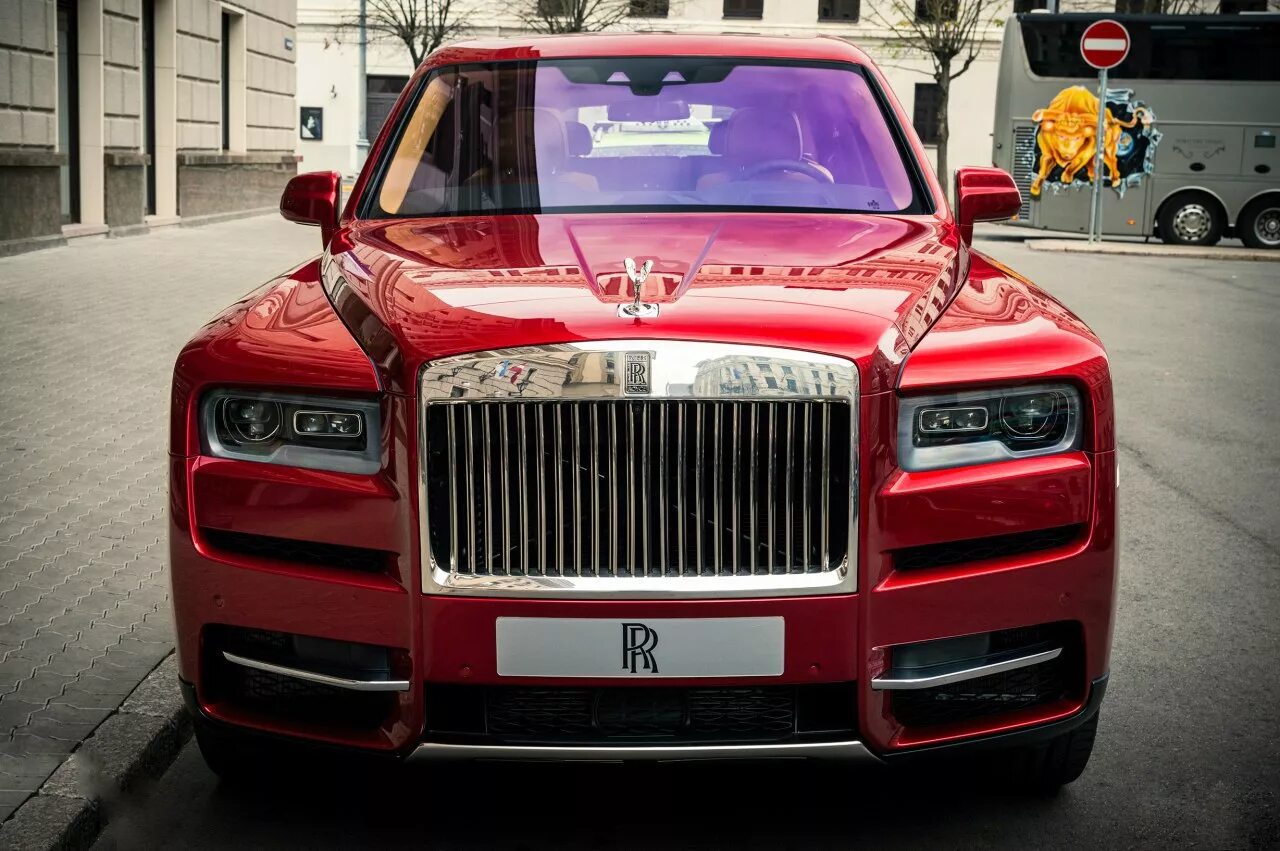 Роллс калина. Rolls Royce Cullinan. Красный Роллс Ройс. Роллс Ройс Калинин. Rolls Royce Phantom красный.