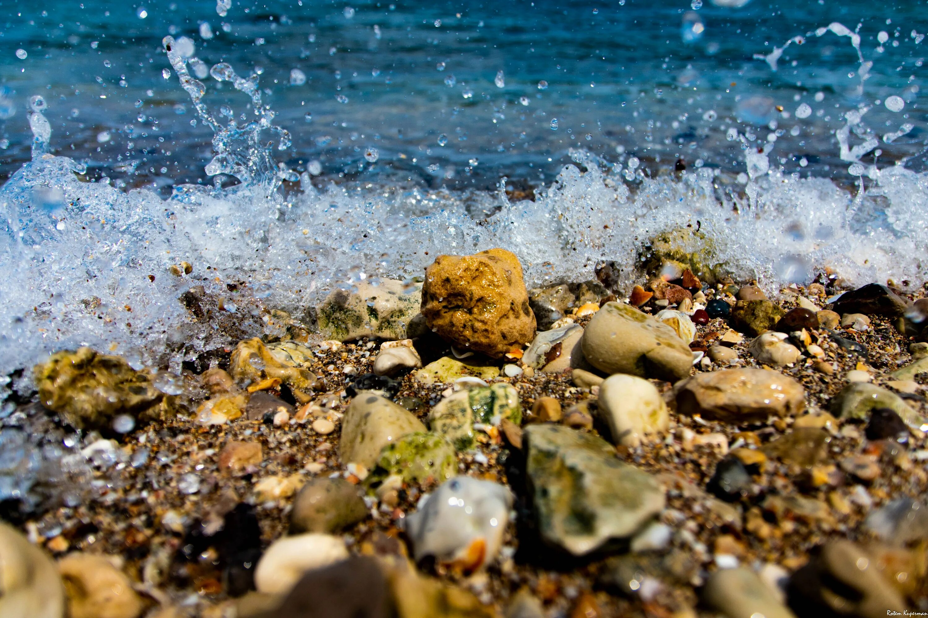 Шум воды моря. Каменистый пляж в Анапе. Анапа галечный пляж.