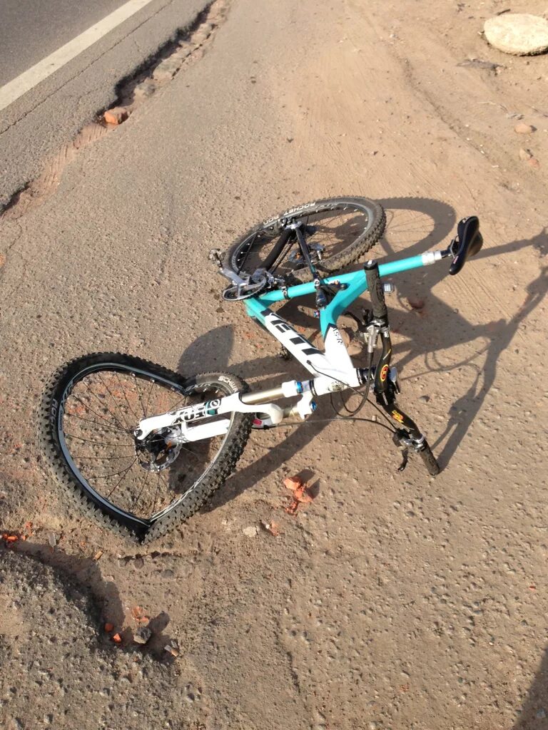 Великий разбить. Разбитый велосипед. Поломанный велосипед. Скоростной велосипед сломанный. Разбитый скоростной велосипед.
