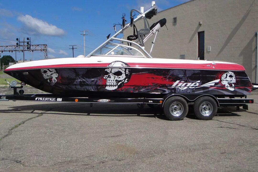 Оклейка катера. Northsilver 585. Пленка на борта лодки. Борт лодки. Northsilver 520 fish размер кокпита.