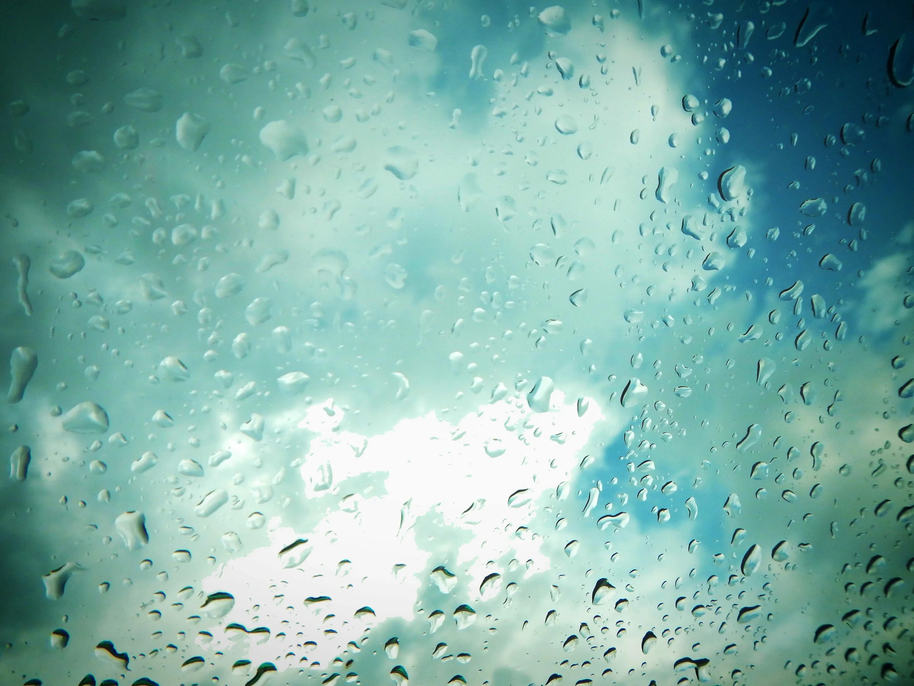 Вода падающая с неба. Капли на стекле. Капли дождя. Мокрое стекло для фотошопа. Капли дождя на стекле.