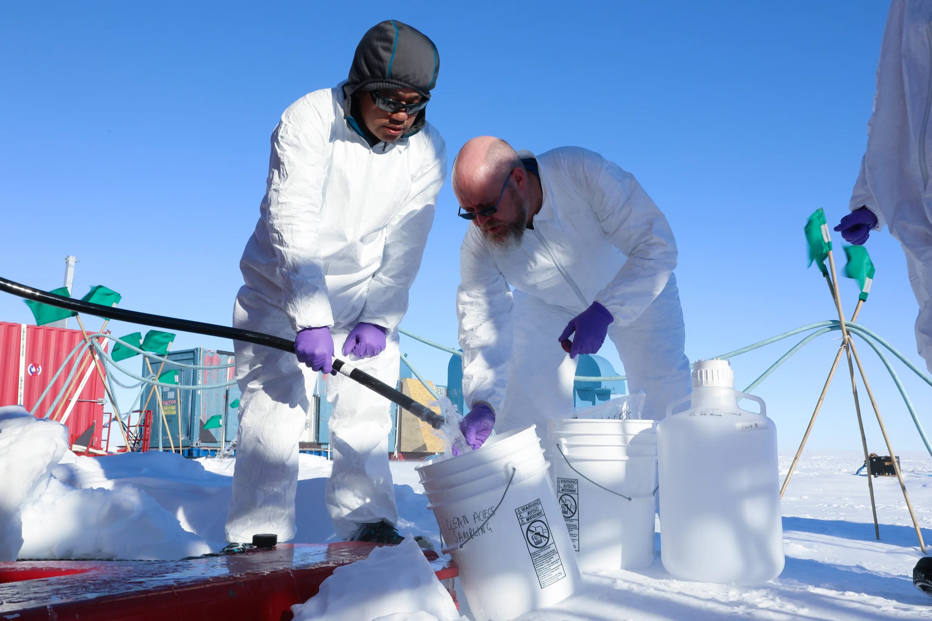 Ученые в Антарктиде. Исследование льда. Исследования льда в Антарктиде. Работники в Антарктиде. Столяров антарктида