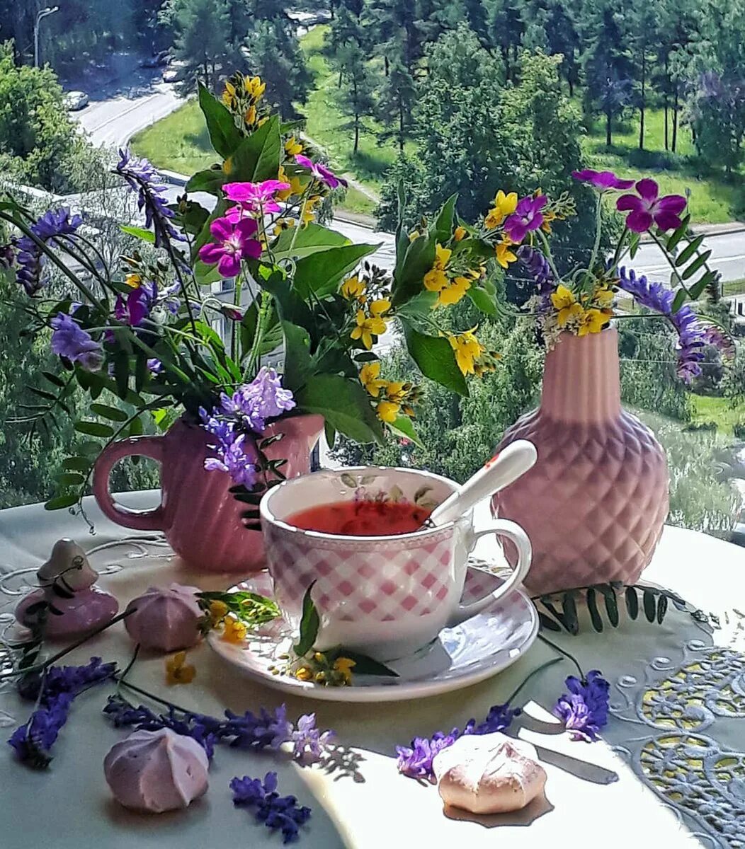 Доброго утра летней среды друзьям. С добрым летним утром. Доброе летнее утро. Красивое поздравление летнее с добрым утром. С добрым летним утром красивые.